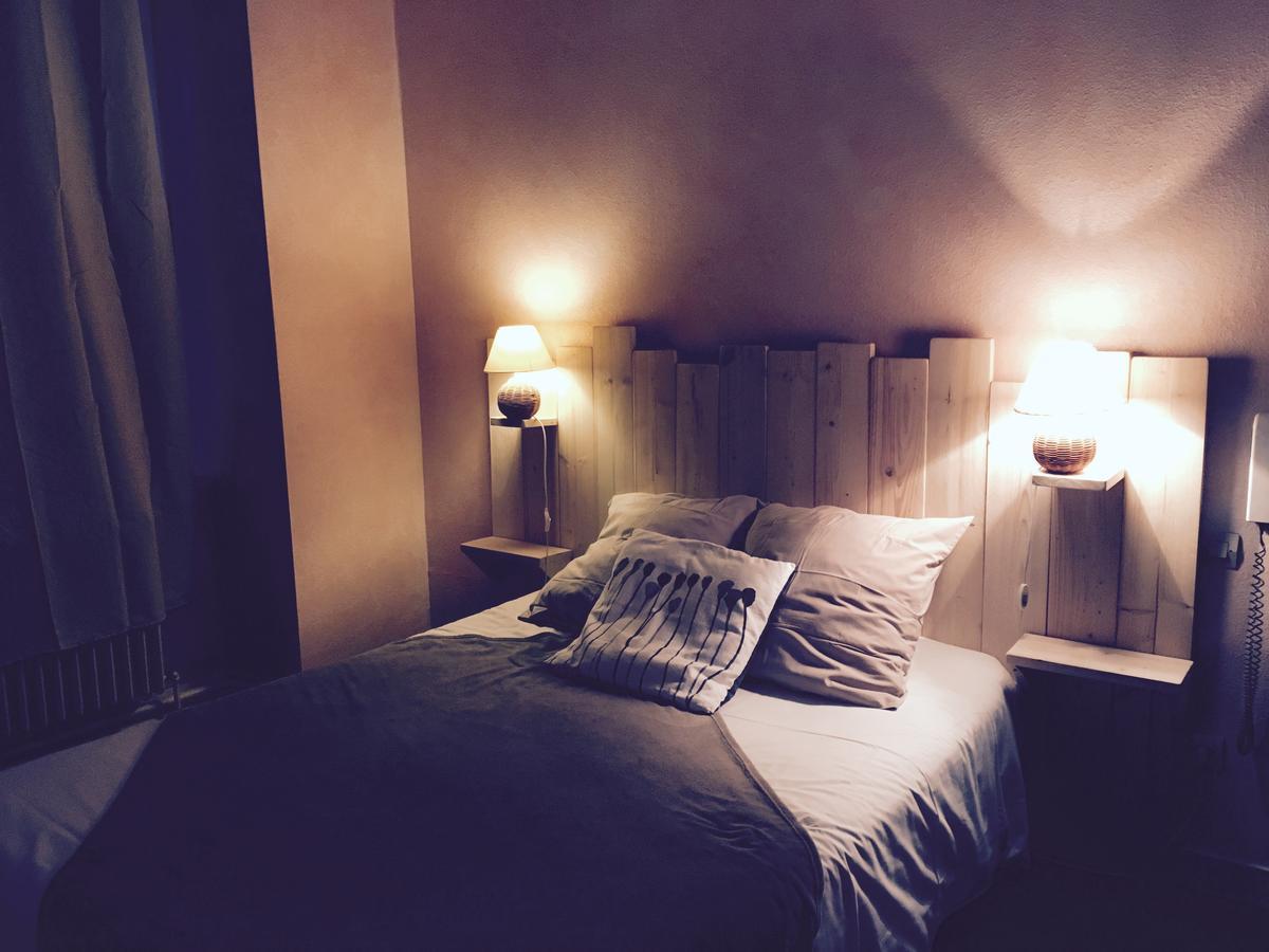Hotel Restaurant Le Cheval Blanc Argentre-du-Plessis Room photo